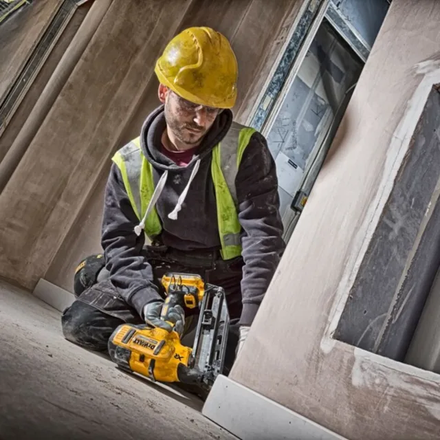 Cloueur de finition 18V XR Dewalt DCN660D2-QW 16 GA + 2 batteries 2 Ah + chargeur + coffret — vue 4